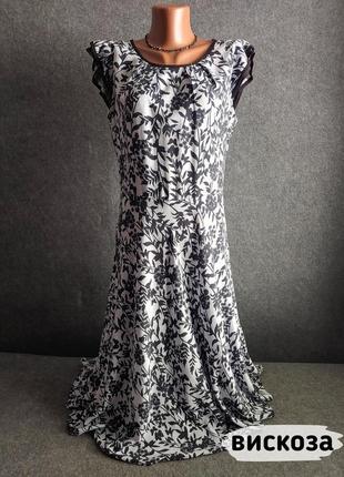Жіноче приталене плаття з розкльошеною спідницею з віскози сіро-блакитного кольору з чорним квітковим принтом 48 розміру