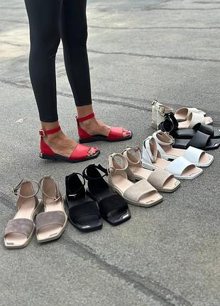 Босоніжки шкіряні та замшеві із закритою п'яткою