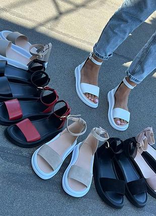 Босоножки кожаные и замшевые с закрытой пяткой