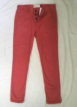 Красные узкие брюки чинос
