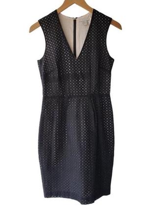 Черное красивое платье h&amp;m из ткани с вышивкой на люверсах поверх кремового цвета.