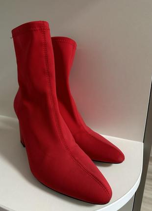 Яскраві червоні чобітки