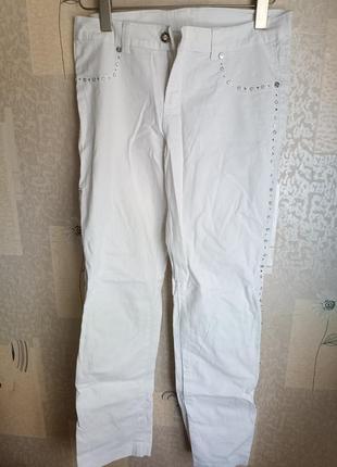 Белые джинсы со стразами