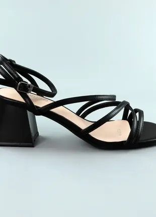 Стильные черные кожаные босоножки женские на среднем каблуке, натуральная кожа-женская обувь на лето