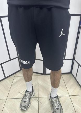Чоловічі шорти new balance