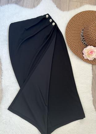 Черная юбка в деловом стиле юбка на запах