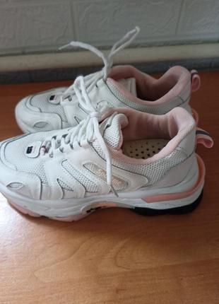 Кросівки блідо-рожевого кольору