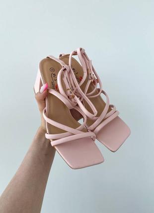 Жіночі пудрові, світло рожеві, босоніжки на підборах, на каблуку з екошкіри2 фото
