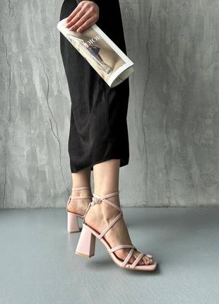 Жіночі пудрові, світло рожеві, босоніжки на підборах, на каблуку з екошкіри4 фото