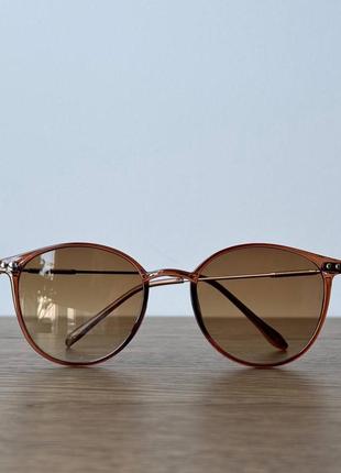 Витончені сонцезахисні окуляри з малозатемниними лінзами