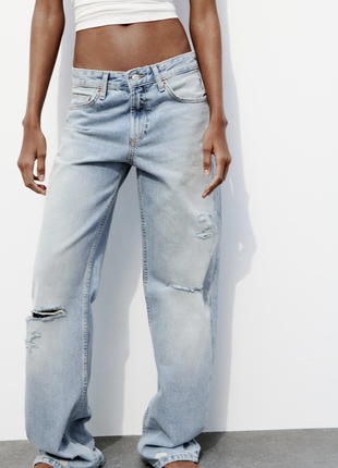 Стильные широкие джинсы с рваными лементами
