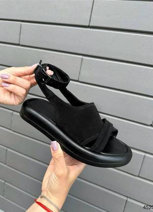 Жіноче літнє взуття. чорні замшеві босоніжки