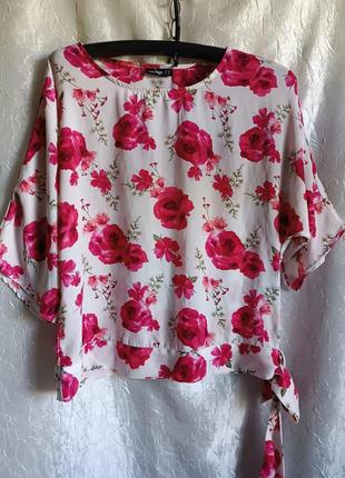Гарненька жіноча дівоча кофточка  блуза  в квітковий принт 
спущений рукав типа летюча миша.
 колір молочно-білий з малиновими розами.