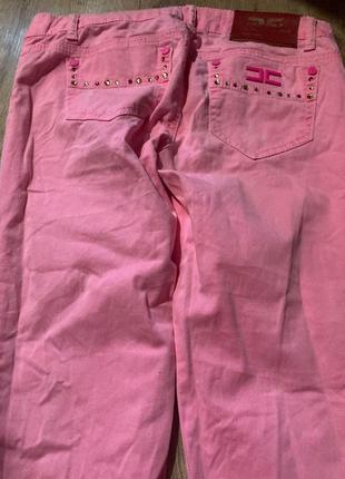Розовые джинсы с камушками
