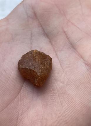 Бурштин необроблений камінь натуральний бурштин 21*15*8 мм