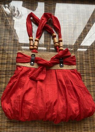 Сумка з червоної тканини з деревʼяними аксесуарами і соломʼяними вставками