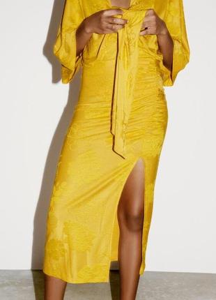 Ярко желтая юбка zara, юбка миди зара, желтая юбка с разрезом, фактурная юбка со сборкой