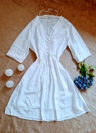 Платье белого цвета с вышивкой от бренда ibiza