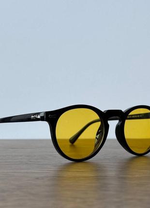 Сонцезахисні окуляри з яскравими жовтими лінзами