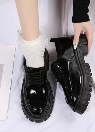 Женские туфли лоферы лаковые черные на высокой грубой подошве
