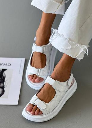 Жіночі стильні базові білі шкіряні босоніжки на липучках на товстій підошві