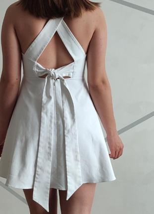 Нежное платье белого цвета от бренда zara