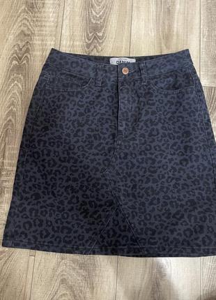 Джинсовая юбка мини с леопардовым принтом