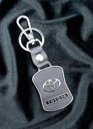 Брелок toyota чорний для авто ключів з шкірозамінника/металу, автомобільний брелок тойота чорний з логотипом топ