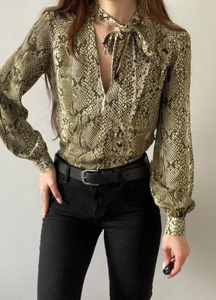 Красивая блузка, шикарная блуза в змеиный принт, блузка в змеиный принт, кофта в стильный принт