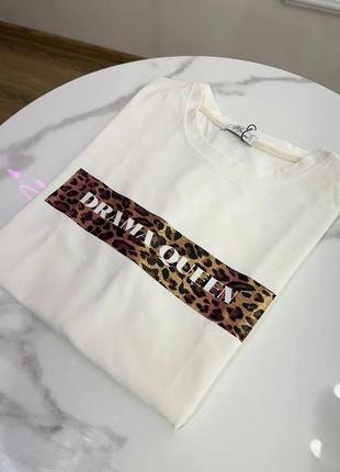 Біла базова оверсайз футболка з леопардовим принтом та надписом drama queen преміум якість 42 44 46 48 50 xs s m l xl