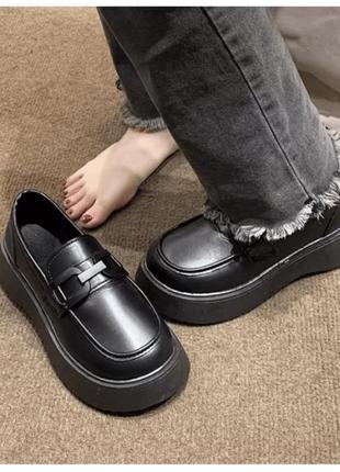 Жіночі туфлі лофери чорні на високій підошві платформі с цепочкой