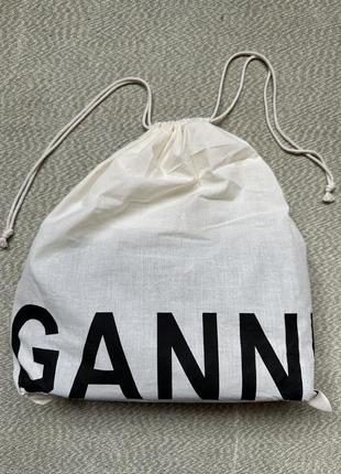 Ganni сумка чорна pillow medium nylon shoulder bag — цена 3700 грн