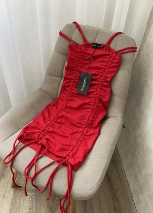 Червона сукня з драпуванням prettylittlething