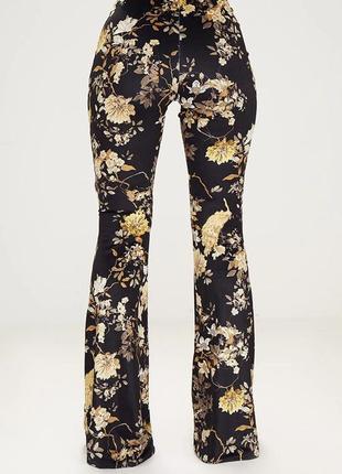 Бархатные брюки клеш plt, штаны в цветочный принт коллекция prettylittlething от кортни кардашеян, бархатные брюки, велюровые брюки с принтом