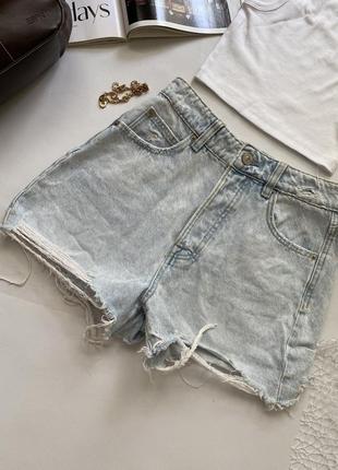 Женские джинсовые рваные шорты,светлый джинс stradivarius 🩵
