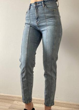 Світлі джинси зі швами, джинси з декоративними швами, трендові літні джинси, стильні жіночі джинси