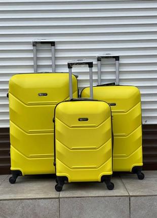 Комплект дорожных пластиковых чемоданов из 3х шт на 4х колесах