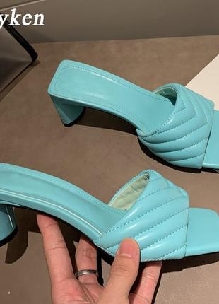 Брендові жіночі босоніжки2 фото