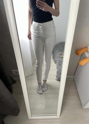 Белые джинсы skinny