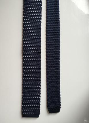 Синий вязаный квадратный галстук в горошек