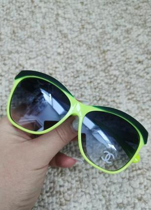 Окуляри салатового кольору