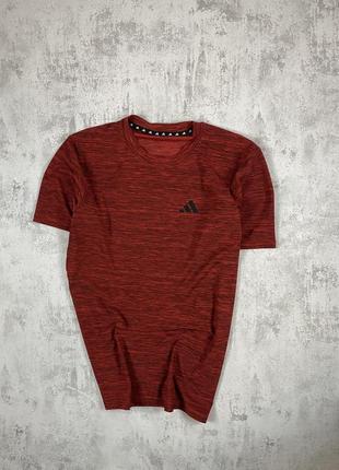 Adidas: структурно-красная спортивная футболка - стиль и комфорт!