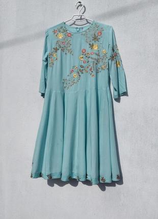 Красиве блакитне плаття з вишивкою