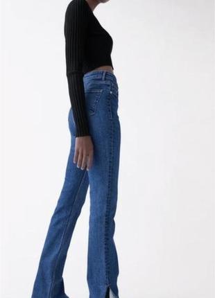 Стильные джинсы высокая посадка с разрезами по бокам и необработанным низом