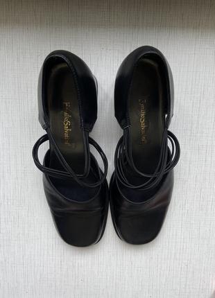 Черные туфли на каблуке