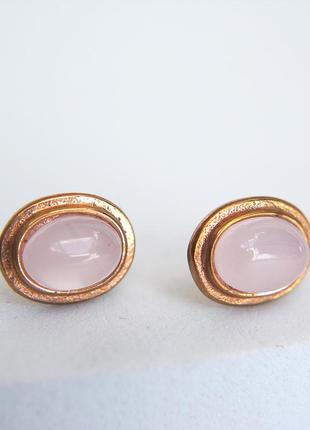 Невеликі сережки з натуральним рожевим кварцом