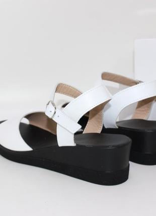 Білі босоніжки шкіряні, шкіряні босоніжки на танкетці, белые босоножки кожаные, кожаные босоножки на танкетке2 фото