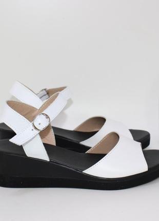 Білі босоніжки шкіряні, шкіряні босоніжки на танкетці, белые босоножки кожаные, кожаные босоножки на танкетке4 фото