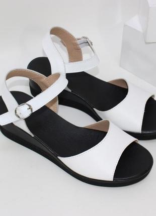 Білі босоніжки шкіряні, шкіряні босоніжки на танкетці, белые босоножки кожаные, кожаные босоножки на танкетке3 фото