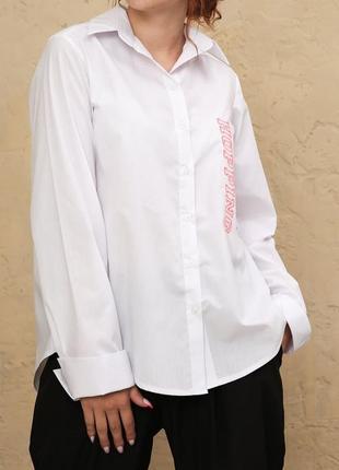 Рубашка белого цвета с принтом